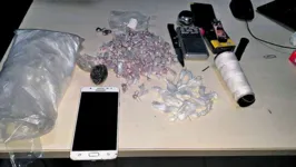 O suspeito foi identificado como Matheus Adriel Gomes da Gama, de 23 anos. Ele portava, de acordo com os PMs, cocaína, maconha, óxi, balança de precisão e sacos plásticos