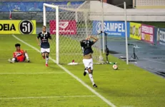 Azulinos souberam aproveitar a vantagem de ter um jogador a mais e conquistaram os três pontos

