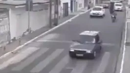 Imagem ilustrativa da notícia Tampa de caixa-d'água voa e atinge cabeça de motociclista; veja o vídeo!