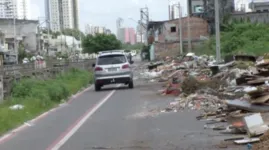 Entulho dificulta tráfego dos veículos na via