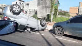 O veículo chegou a capotar na avenida.