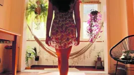 A bailarina Tatiana Pará em cena de “Para Ter Onde Ir”, videodança que traduz em movimentos as sensações de livro homônimo de Max Martins. 