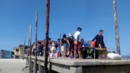 Turistas chegam à ilha e se preparam para as festas de ano novo.