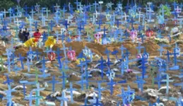 Covas em Manaus. Já não há espaço em alguns cemitérios.
