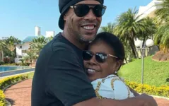 Ronaldinho e Dona Miguelina, que tem 71 anos