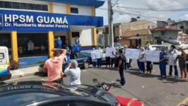 Com cartazes, profissionais estão na frente do PSM exigindo permanência