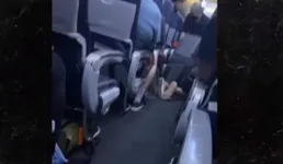 Imagem ilustrativa da notícia Vídeo mostra passageiro com sintomas de covid-19 recebendo socorro dentro de avião