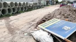 Lama e tubulações abandonadas fazem o cenário de descaso da rua Joaquim Fonseca