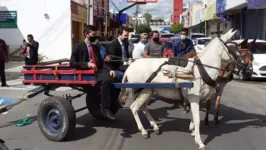 Imagem ilustrativa da notícia Prefeito e vice chegam de carroça à cerimônia de posse. Veja o vídeo!