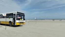 Locais onde carros costumam ser engolidos pelo mar serão sinalizados