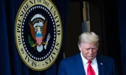 Segundo a matéria, Trump teria se comunicado neste sábado (2) com Brad Raffensperger, secretário de Estado da Geórgia, para exigir que ele “encontre 11.780 votos” a seu favor.