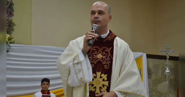Imagem ilustrativa da notícia Excomungado, padre casa gays e cria religião que permite até duvidar de Deus