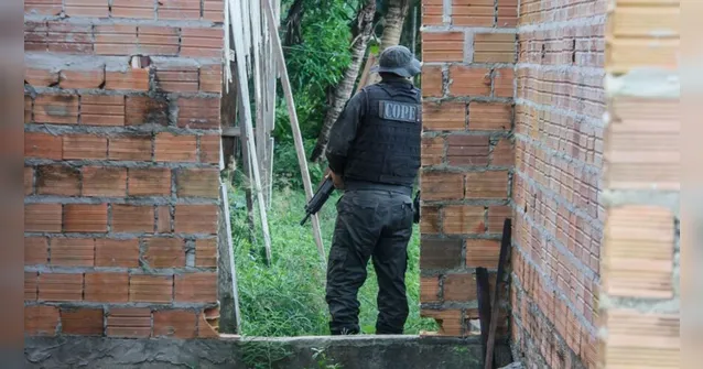 Imagem ilustrativa da notícia Armas, drogas, dinheiro e munição são apreendidas em operação 