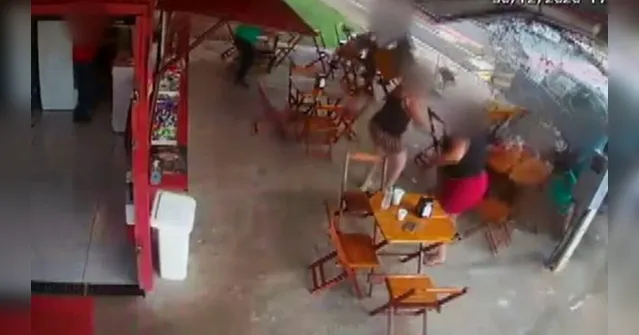 Imagem ilustrativa da notícia Vídeo: pastor morre atingido por carro que invadiu pastelaria