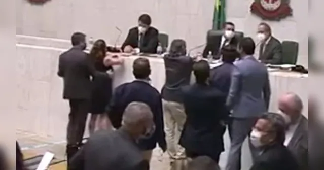 Imagem ilustrativa da notícia Deputado que apalpou seio de colega pede desculpas, mas diz que não fez nada de errado