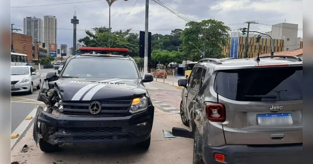 Imagem ilustrativa da notícia Carro tenta conversão irregular e colide com viatura na pista do BRT. Veja o vídeo