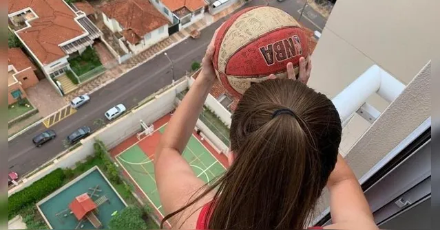 Imagem ilustrativa da notícia Atleta faz cesta 'impossível' do 17º andar a mais de 50 metros de altura