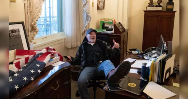 Imagem ilustrativa da notícia EUA: homem que colocou os pés na mesa de presidente da Câmara é preso