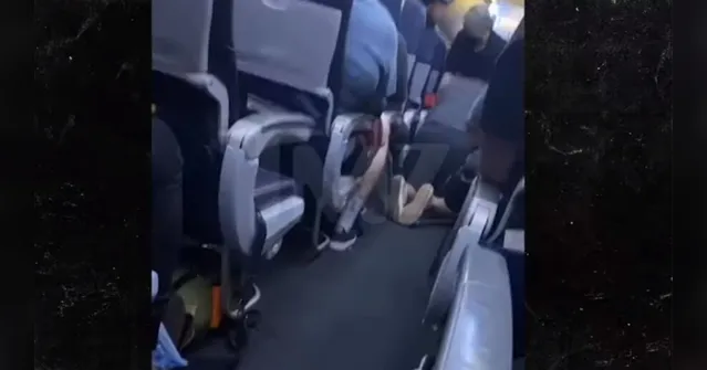 Imagem ilustrativa da notícia Vídeo mostra passageiro com sintomas de covid-19 recebendo socorro dentro de avião
