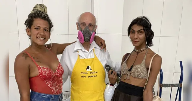 Imagem ilustrativa da notícia Padre publica foto com travestis e dá recado: "Acolher sempre, discriminar nunca”. 