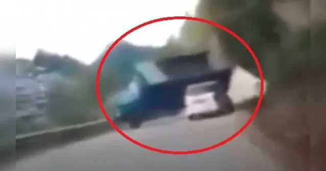 Imagem ilustrativa da notícia Motorista "passa fino" após caminhão tombar sobre carro e arrasta-lo por metros