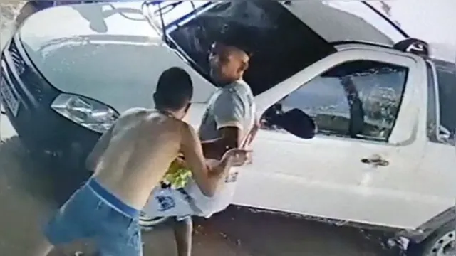 Imagem ilustrativa da notícia Vídeo: dono de lava a jato reage assalto e trava luta com criminoso em Marabá