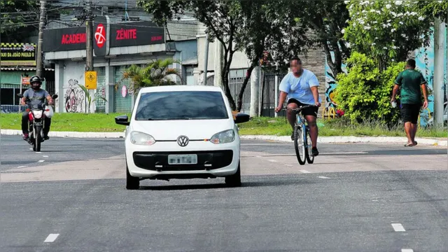 Imagem ilustrativa da notícia Trecho da avenida João Paulo II não tem espaço adequado para ciclistas