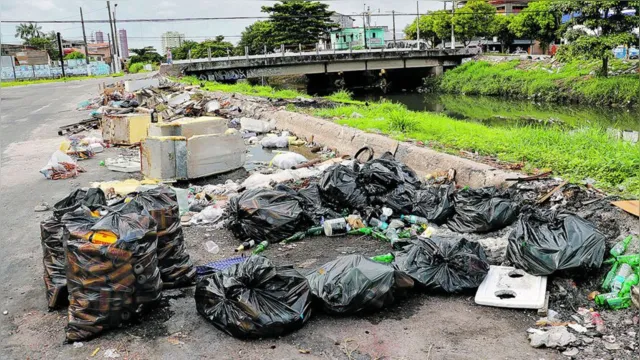 Imagem ilustrativa da notícia Lixo fica acumulado em vias do bairro da Pedreira