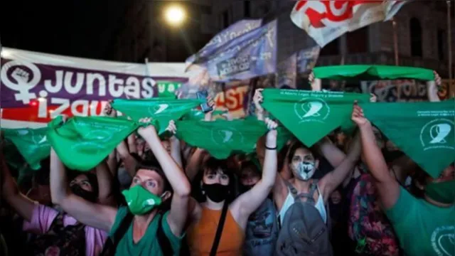 Imagem ilustrativa da notícia Em decisão histórica, Argentina aprova legalização de abortos voluntários no país