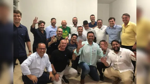 Imagem ilustrativa da notícia Sem máscaras, Bolsonaro organiza jantar em Santa Catarina com Hang e Ratinho