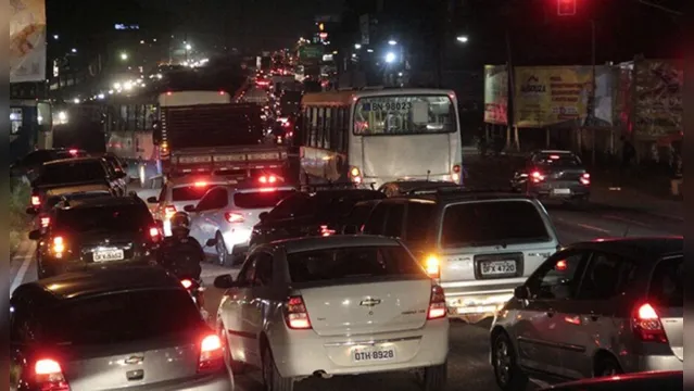 Imagem ilustrativa da notícia Fluxo de trânsito na saída de Belém segue intenso à noite