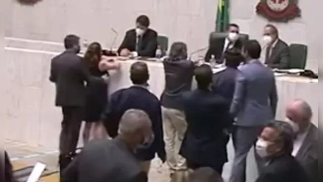 Imagem ilustrativa da notícia Vídeo flagra deputado apalpando seio de colega durante sessão