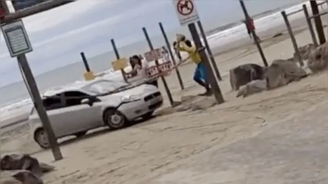 Imagem ilustrativa da notícia Motorista tenta atropelar homem em praia, não consegue e carro fica destruído