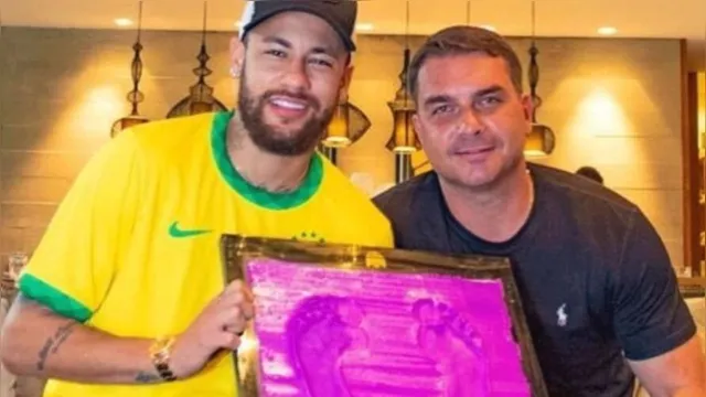 Imagem ilustrativa da notícia Neymar apaga críticas do Instagram após foto com Flávio Bolsonaro