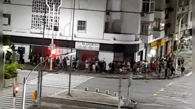 Imagem ilustrativa da notícia Brasileiros se aglomeram em fila para entrar em prostíbulo