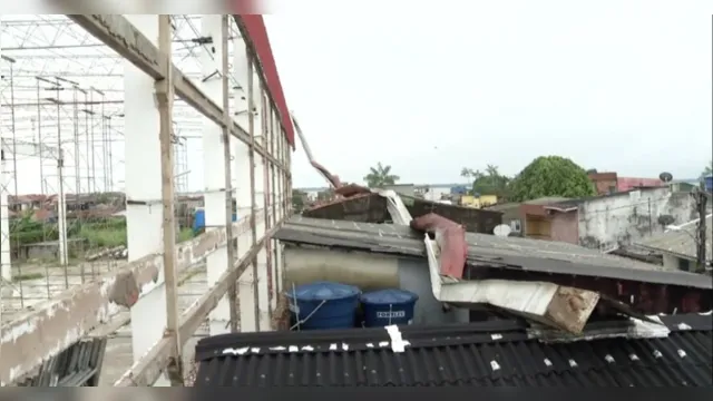 Imagem ilustrativa da notícia Calha de galpão desaba e destrói casas em vila de Belém: veja vídeo!