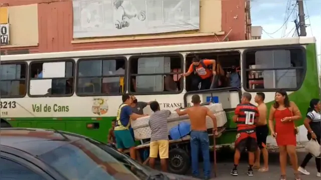Imagem ilustrativa da notícia Ônibus derruba poste após colisão e bairro de Belém fica sem energia
