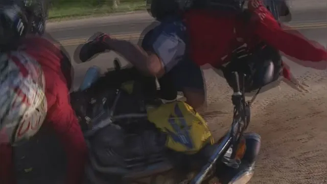 Imagem ilustrativa da notícia Câmera de TV flagra acidente entre motos ao vivo; veja o vídeo!