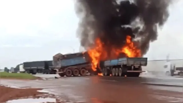 Imagem ilustrativa da notícia Vídeo: explosão após colisão entre 3 veículos deixa uma pessoa carbonizada 