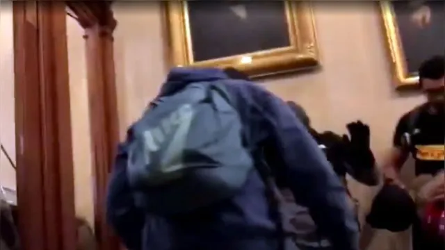 Imagem ilustrativa da notícia Vídeo mostra o momento em que mulher é atingida por tiro no Capitólio