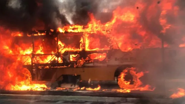 Imagem ilustrativa da notícia Ônibus pega fogo na avenida Augusto Montenegro; veja o vídeo!