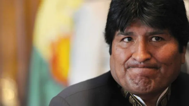 Imagem ilustrativa da notícia Ex-presidente Evo Morales é atacado com cadeira em evento; veja o vídeo!