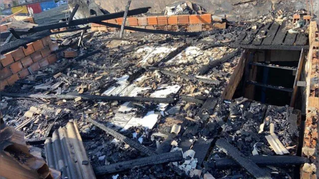 Imagem ilustrativa da notícia Incêndio destrói três casas na Batista Campos, em Belém