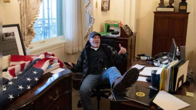 Imagem ilustrativa da notícia EUA: homem que colocou os pés na mesa de presidente da Câmara é preso