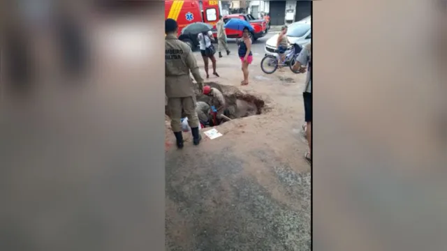 Imagem ilustrativa da notícia Motociclista é atropelada por carro e cai dentro de cratera em Belém. Veja o vídeo