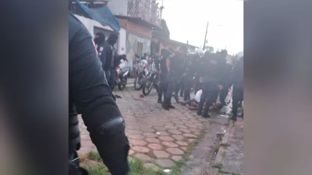 Imagem ilustrativa da notícia Vídeo: homem ataca, agride PMs com barra de ferro e é morto em Belém
