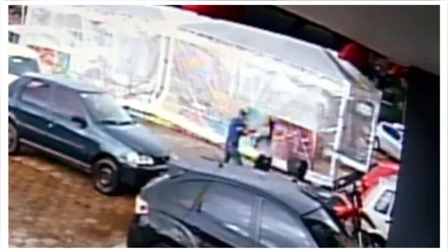 Imagem ilustrativa da notícia Vídeo: mulher dá surra em ladrão que usou arma falsa