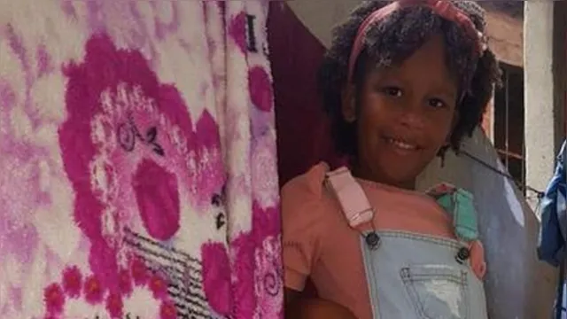 Imagem ilustrativa da notícia Imagens fortes! Vídeos mostram momento em que menina de 5 anos é morta por tiro