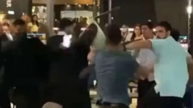 Imagem ilustrativa da notícia Vídeos mostram pancadaria em bar por causa de espumante para mulher