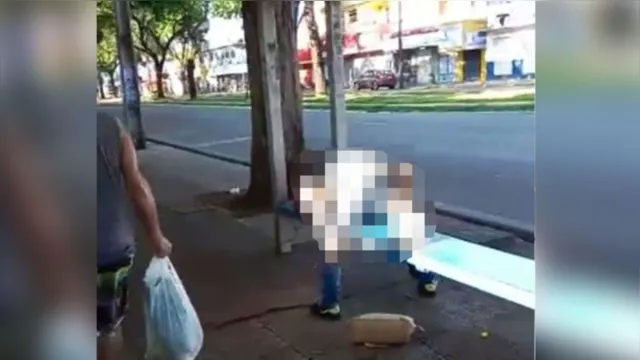 Imagem ilustrativa da notícia Vídeo mostra casal fazendo sexo em parada de ônibus de avenida movimentada da cidade